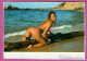 MEDITERRANEO Meditérannée Une JOlie Pin Up Femme Nu Sur La Plage Tronc D'arbre  - Pin-Ups