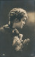 Ansichtskarte  Fotounst: Junge Frau Schaut Lassiv - Blumen 1919 - Personaggi