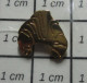 1121 Pin's Pins / Beau Et Rare / ALIMENTATION / Mini Pin's CROISSANT METAL JAUNE - Levensmiddelen