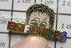 1218B Pin's Pins / Beau Et Rare / PERSONNES CELEBRES / COLUCHE ENFOIRES - Personaggi Celebri