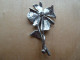 Broc-211 Broche Métal Gris Sertie D'un Brillant Central Grenat - Pendentifs