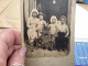 Photo Snapshot 1930 Photo, Carte Femme, Assise Devant La Maison Avec Chapeau, Garçon, Fille, Pieds Nus Avec Des Pelles D - Oggetti