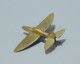 Delcampe - -BROCHE AVION SECONDE GUERRE MONDIALE WW2 TRAVAIL DE SOLDAT AVIATEUR VITRINE   E - Brochen