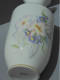 Delcampe - -VASE PORCELAINE De LIMOGES Signé DELAGE BOUQUET DE FLEURS Couleurs Pastels    E - Vazen