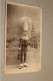 CPA PHOTO STUDIO - BINCHE - UN GILLE AVEC LE DECOR DE LA GRAND PLACE EN STUDIO ( ANNEES 30 ?? ) - Binche