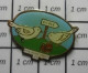 211c Pin's Pins / Beau Et Rare / ADMINISTRATIONS / ECOLE VILLEY CRECEY OISEAUX MOINEAU CARTABLE - Administración