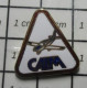 1518B Pin's Pins / Beau Et Rare / AVIATION / AVION CIVIL TRIANGLE DE SIGNALISATION CALM - Aerei