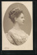 AK Königin Wilhelmina Von Den Niederlanden, Halbportrait Mit Diadem Und Perlenkette  - Royal Families