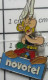 511c Pin's Pins / Beau Et Rare / BD BANDE DESSINEE / HOTEL NOVOTEL ASTERIX GOSCINNY UDERZO Par COINDEROUX CORNER - Cómics