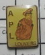 511B  Pin's Pins / Beau Et Rare / POLICE / APL LOUVIERS AMICALE DE LA POLICE GAIE EN UNIFORME ROSE !! - Police