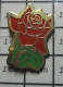 511d Pin's Pins / Beau Et Rare / AUTRES / UNE ROSE FLEUR ROUGE  FEUILLES VERTES - Altri & Non Classificati