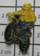 1516B Pin's Pins / Beau Et Rare / MOTOS / MOTARD BLEU ET JAUNE MOTO CROSS - Motorfietsen