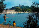 55 - Dun Sur Meuse - Le Lac Vert - Au Fond L'Eglise - CPM - Voir Scans Recto-Verso - Dun Sur Meuse