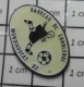 1012c Pin's Pins / Beau Et Rare / SPORTS / TOURNOI FOOTBALL 92 MUNDIAVOCAT BARREAU DE Chaise DE CHARLEROI - Calcio