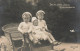 ENFANTS - Deux Enfants Sur Une Chaise Avec Un Bébé - Carte Postale Ancienne - Groepen Kinderen En Familie