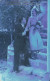 COUPLES - Un Couple - Un Homme Tenant La Main D'une Femme - Sur Un Escalier - Carte Postale Ancienne - Coppie