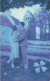 COUPLES - Un Couple - Un Homme Et Une Femme S'enlaçant - Se Faisant La Bise - Près D'une Maison - Carte Postale Ancienne - Paare