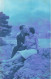 COUPLES - Un Couple - Un Homme Et Une Femme S'enlaçant - S'embrassant - Sur Un Rocher - Carte Postale Ancienne - Couples