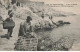 METIERS #MK39762 LA POINTE DU RAZ LE PORT DE BESTREE PREPARATIFS POUR LA PECHE AUX LANGOUSTES PECHEURS - Fischerei