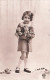 ENFANTS - Un Enfant Portant Un Bouquet De Fleur - Souriante - Seule - Jeune Fille - Carte Postale Ancienne - Altri & Non Classificati