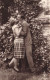 COUPLES - Un Couple - Un Homme Et Une Femme S'enlaçant Et S'embrassant - Carte Postale Ancienne - Couples