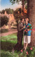 COUPLES - Un Couple - Une Femme Tenant Un Bouquet De Fleur à Côté D'un Homme - Colorisé - Carte Postale Ancienne - Couples