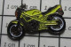 310c Pin's Pins / Beau Et Rare / MOTOS / GROSSE MOTO JAUNE ET NOIRE FAISANT DE LA ROUE AVANT - Motorbikes