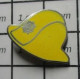 410B Pin's Pins / Beau Et Rare / POMPIERS / CASQUE JAUNE PEUT ETRE POMPIERS USA OU UK ? - Pompiers