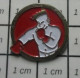 414A Pin's Pins / Beau Et Rare / THEME : SPORTS / BOXE BOXEUR DE BD DANS UN CERCLE ROUGE - Boxeo