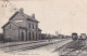 SISSONNE  -  AISNE  -  (02)  -  CPA  ANIMEE  DE 1927  - LA GARE. - Gares - Avec Trains