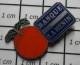 2522 Pin's Pins / Beau Et Rare / BANQUES / BANQUE LA HENIN POMME ORANGE MANDARINE PECHE ??? Pas Claire Cette Banq - Banks