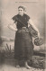 FOLKLORE - Costumes - L'île Tudy - Pêcheuse De Coquillages - Carte Postale Ancienne - Costumes