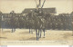 51 ALPHONSE XIII AU CAMP DE CHALONS 1 JUIN 1905 S. M. LE ROI SALUANT UN DRAPEAU AU DEFILE - Familias Reales