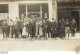 CARTE PHOTO NON IDENTIFIEE REPRESENTANT UN GROUPE DE GENS TRES NOMBREUX DEVANT LA VITRINE D'UN MAGASIN DE CUISINE - A Identifier