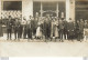 CARTE PHOTO NON IDENTIFIEE REPRESENTANT UN GROUPE DE GENS TRES NOMBREUX DEVANT LA VITRINE D'UN MAGASIN POUR LA VILLE - A Identifier