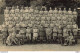 CARTE PHOTO NON IDENTIFIEE REPRESENTANT UN REGIMENT QUI PREND LA POSE DEUX MITRAILLEUSES AU PREMIER PLAN - A Identifier