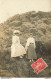 CARTE PHOTO NON IDENTIFIEE REPRESENTANT  DEUX FEMMES DANS LES ROCHERS DE SAINT MALO - A Identifier