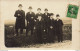 CARTE PHOTO NON IDENTIFIEE REPRESENTANT  7 HOMMES EN PAR DESSUS ET CHAPEAU MELON - A Identifier