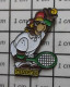 712F Pin's Pins / Beau Et Rare / THEME : ANIMAUX / OURS  CHARLIE TENNIS - Animaux