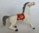 FIGURINE CYRNOS CHEVAL BLANC TYPE 1  Far West TAPIS DE SELLE COWBOY ROUGE 60's Pas Starlux Clairet - Militaires