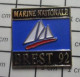 1920 Pin's Pins / Beau Et Rare / MILITARIA / MARINE NATIONALE BREST 1992 VOILIER BATEAU - Armee