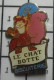 1920  Pin's Pins / Beau Et Rare / ALIMENTATION / BISCUITERIE LE CHAT BOTTE PESSAC - Lebensmittel