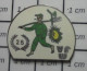 1920 Pin's Pins / Beau Et Rare / MARQUES / VFW PAYSAN OU JARDINIER EN SALOPETTE VERTE TOURNESOL Pas Tryphon - Marques