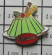 2120 Pin's Pins / Beau Et Rare / ALIMENTATION / CREME PISTACHE ET BISCUITS DELACRE CIGARETTES RUSSES - Levensmiddelen