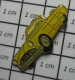 1214C Pin's Pins / Beau Et Rare / AUTOMOBILES / PETITE VOITURE JAUNE  ANNEES 50 60 Par SHELL - Other & Unclassified