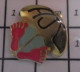 1218A Pin's Pins / Beau Et Rare / ASSOCIATIONS / AJC PIEDS ROUGES ET PARASOL ? - Asociaciones