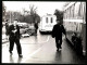 Fotografie Autounfall, Englische Polizisten Nehmen Verkehrsunfall Mit Einem Bus Auf, Ambulance Wagen  - Coches