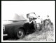 Fotografie Alvis TD 21 Cabrio, Mann Mit Pfeife Steigt Aus Seinem Unfallwagen  - Coches