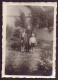 PHOTO D UNE FEMME AVEC DEUX ENFANTS DANS UN JARDIN 6 X 8.5 CM - Personnes Anonymes