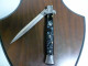 Delcampe - Novità KNIFE-a Scatto- FRANK BELTRAME 28cm- Perloide Nero -con Tattuagio-incisione Bianca MODELLO FB 28/37D - Knives/Swords